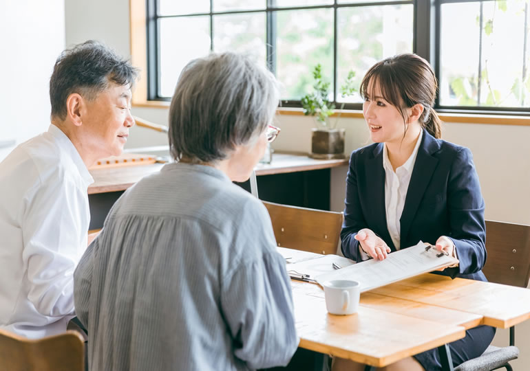 葬式の見積もりの説明を聞く高齢夫婦