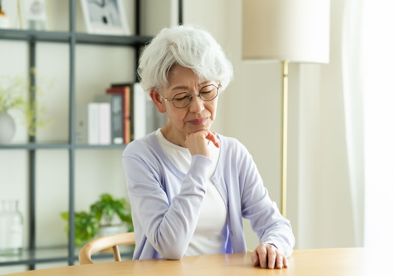 息子がお墓を継がないので悩む高齢女性