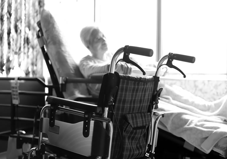 寝たきりになった散骨希望の認知症高齢者