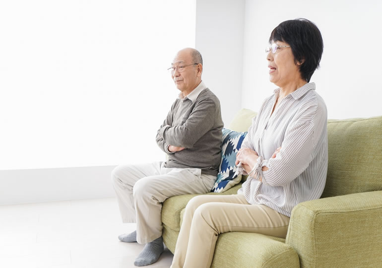 散骨を反対する親戚夫婦