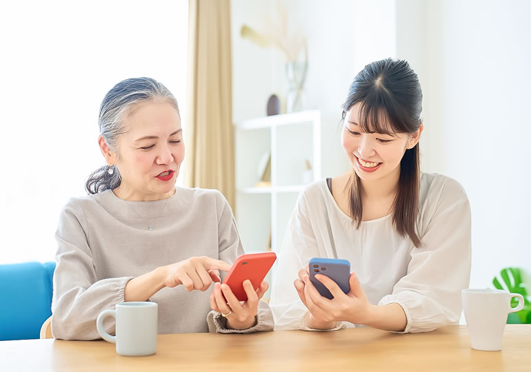 生前予約のポイントを娘と確認する高齢女性