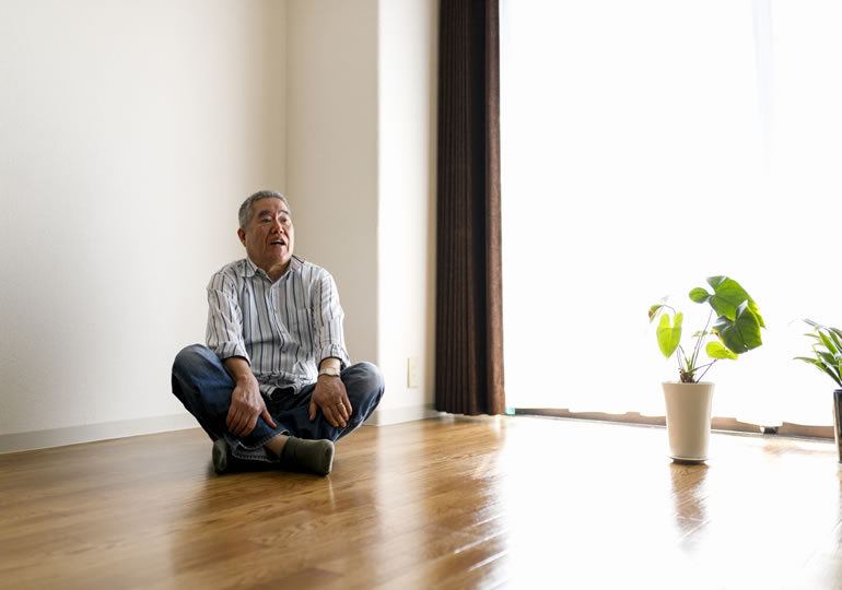 後継者がいない為、墓じまいに悩む高齢男性
