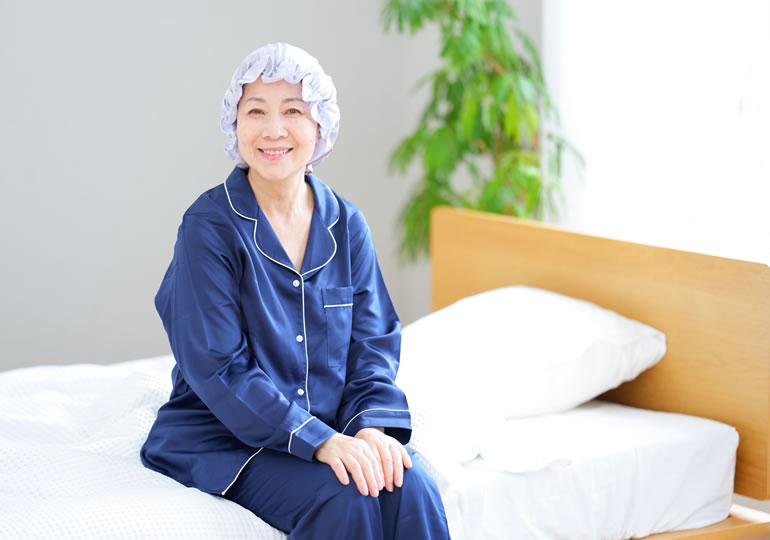 海洋散骨を生前予約して安心している高齢女性