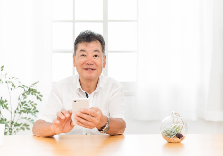 信頼できる散骨業者を見つけて安心する高齢男性
