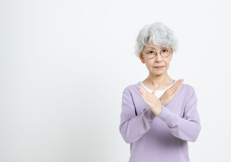 宗教的に散骨を反対している高齢女性