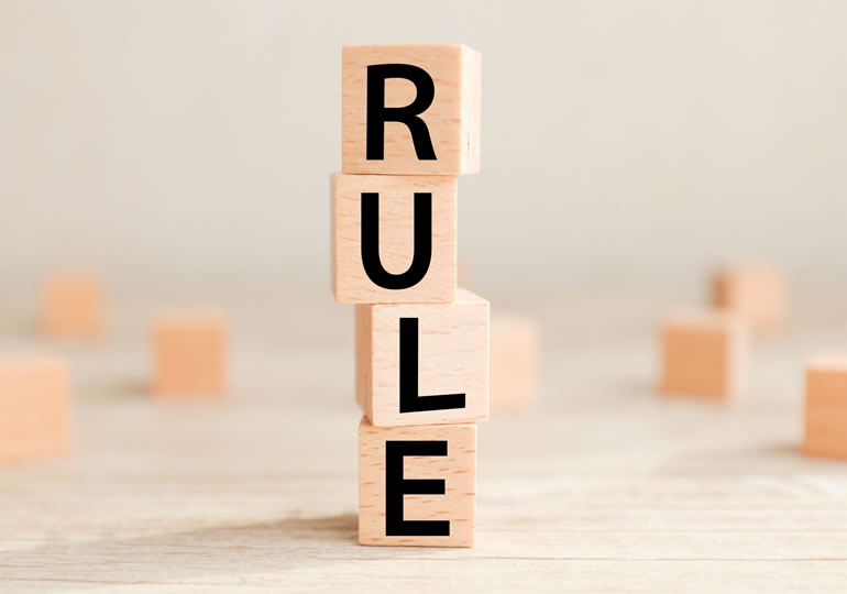 ルールと書かれた積木のイメージ画像