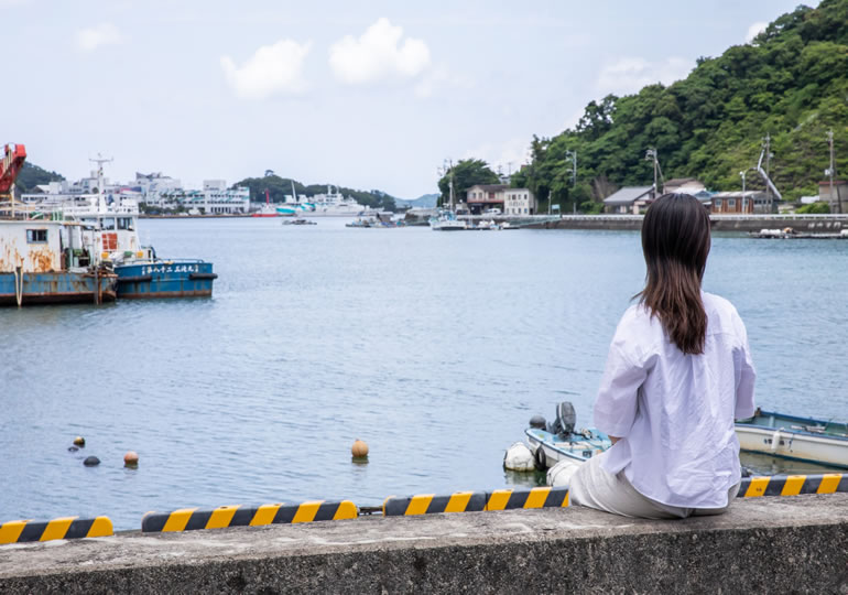散骨した海を漁港から眺める漁師の嫁