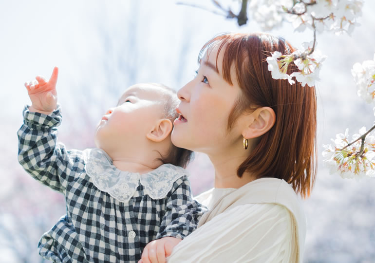 桜を見上げる母と子
