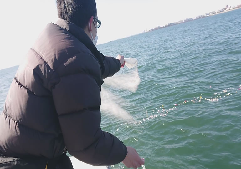 母親の海洋散骨を船上からする息子