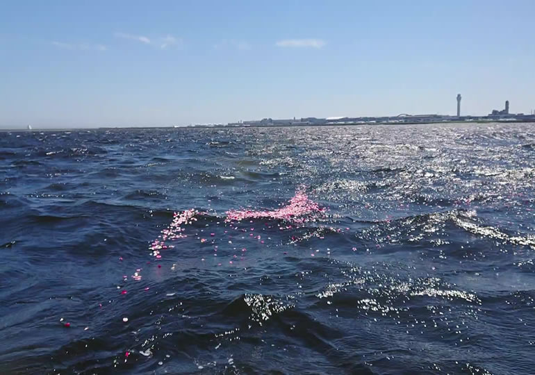 羽田空港沖での海洋散骨風景