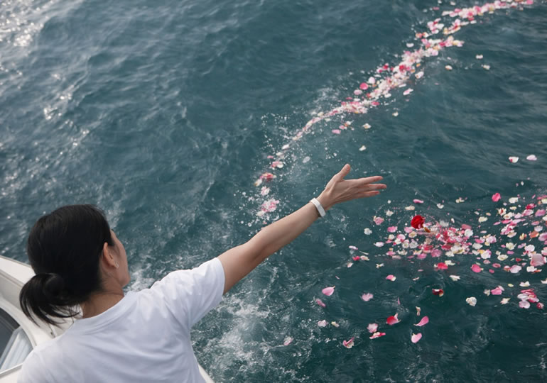 クルーザーから海洋散骨している親族