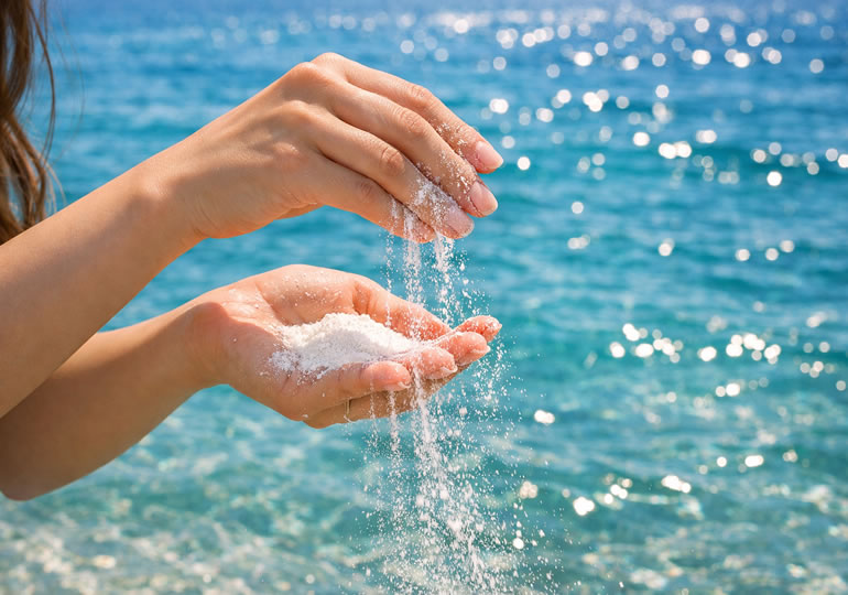 遺骨を海にまいている女性の手元