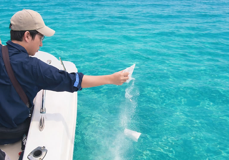 海に散骨している男性