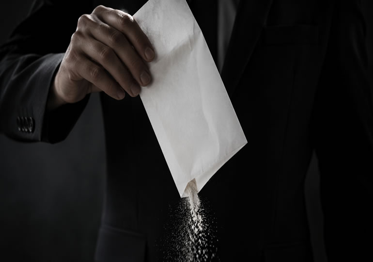 白い袋からこぼれ落ちるパウダーの遺骨