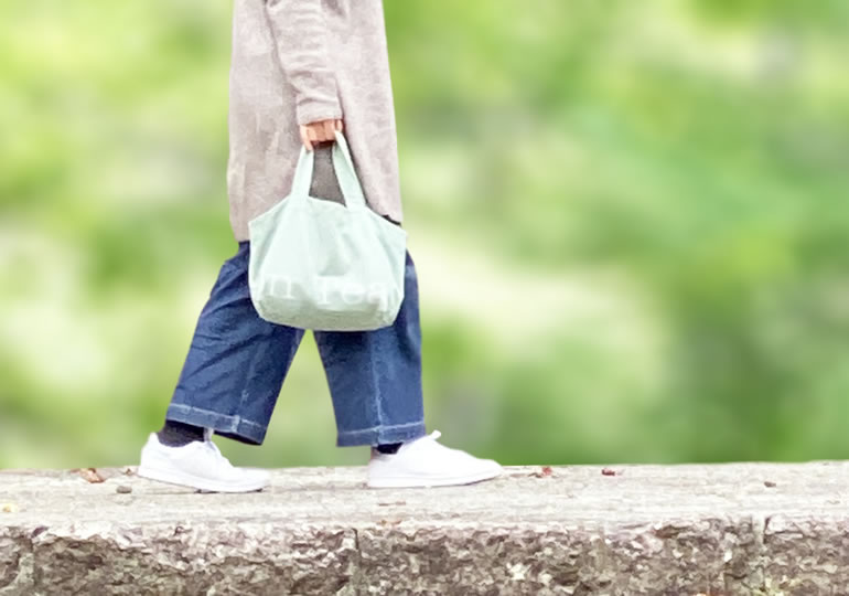 散歩しながら墓参りに行く女性