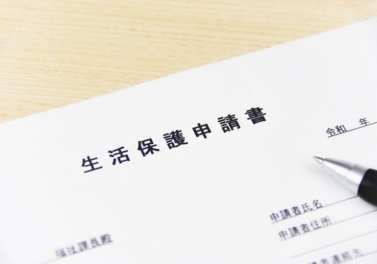 生活保護受給者の男性がが海洋散骨の申し込みをしている