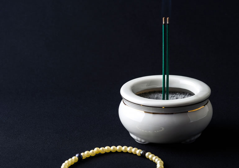 火のついたお線香