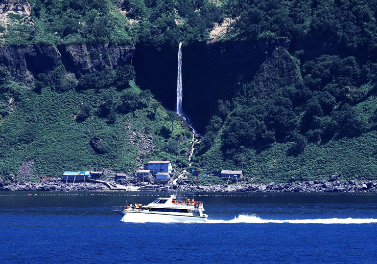 知床を航行する観光船