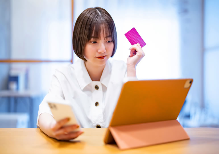 ネット通販で棺桶を注文する女性