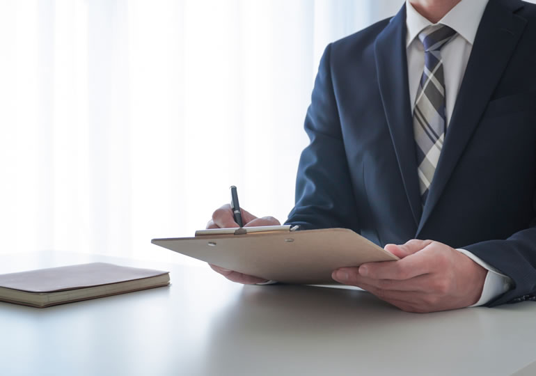 土葬の改葬手続きをする男性