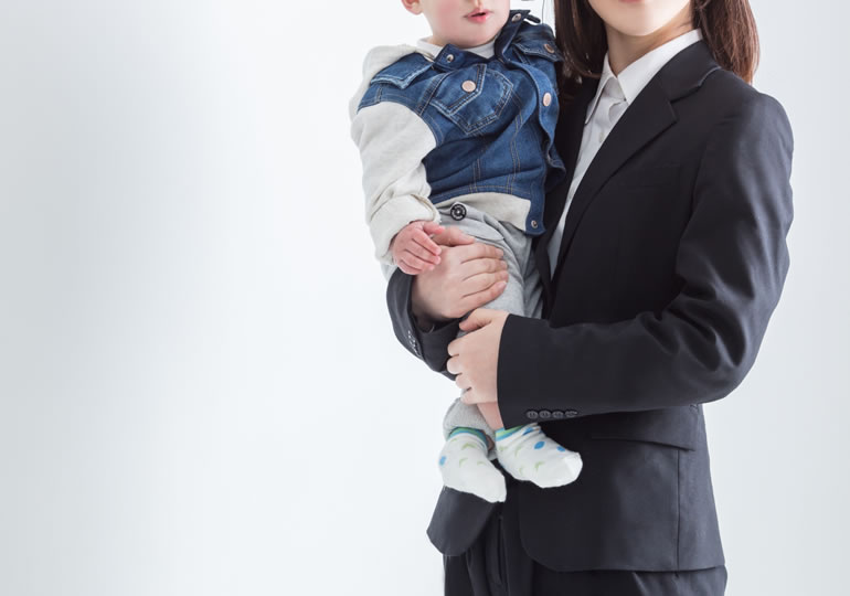 子供を抱くシングルマザー