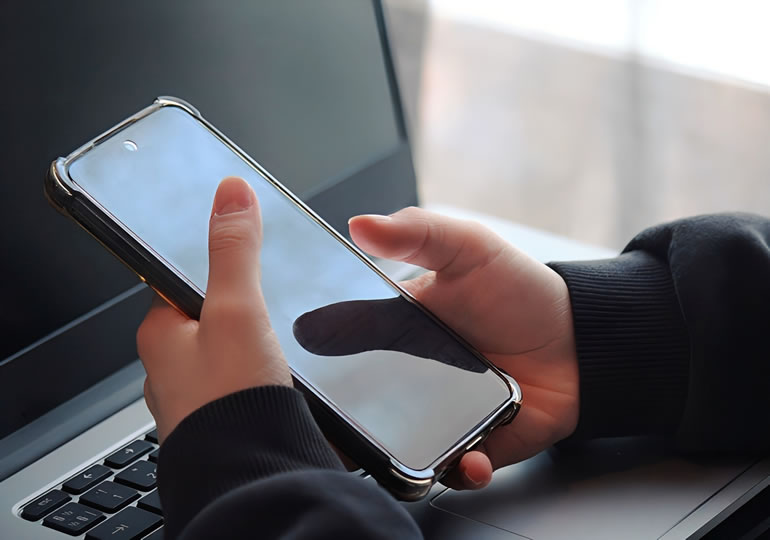 スマートフォンで情報を探す女性の手元