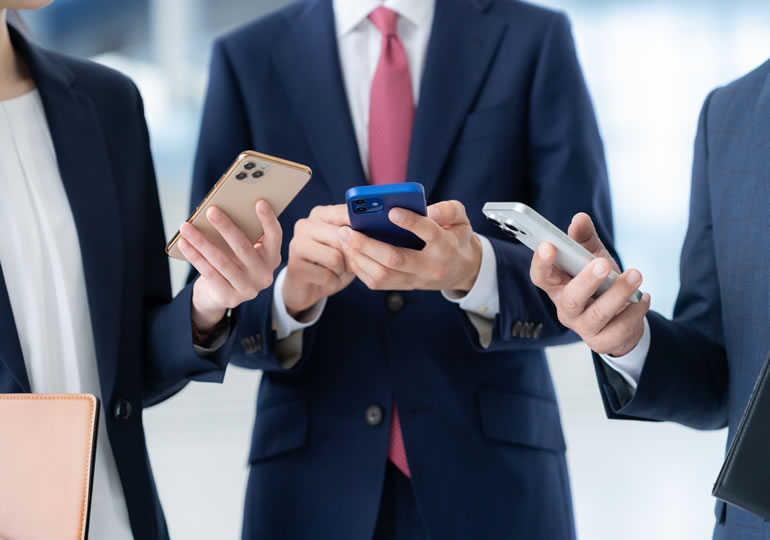 スマホを操作するビジネスマン