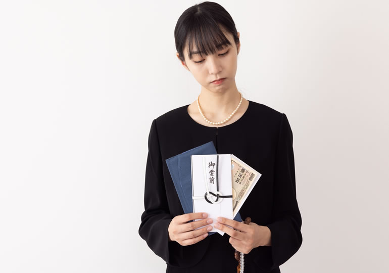 香典に不満な女性