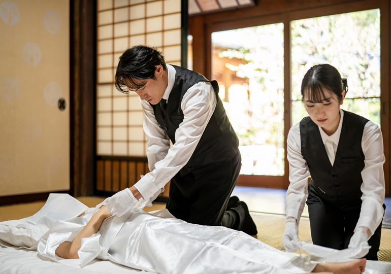 葬式の準備をする葬儀業者