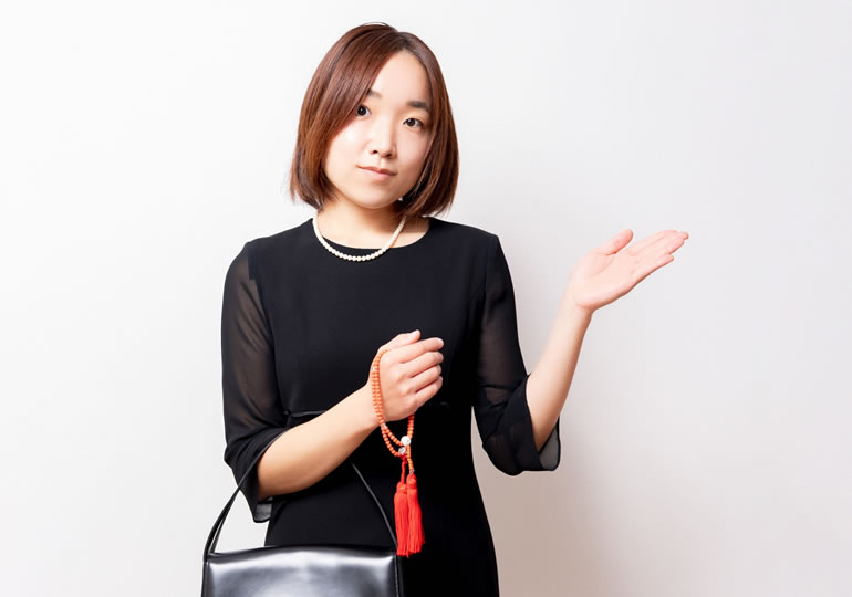 笑顔で海洋散骨の案内をする女性