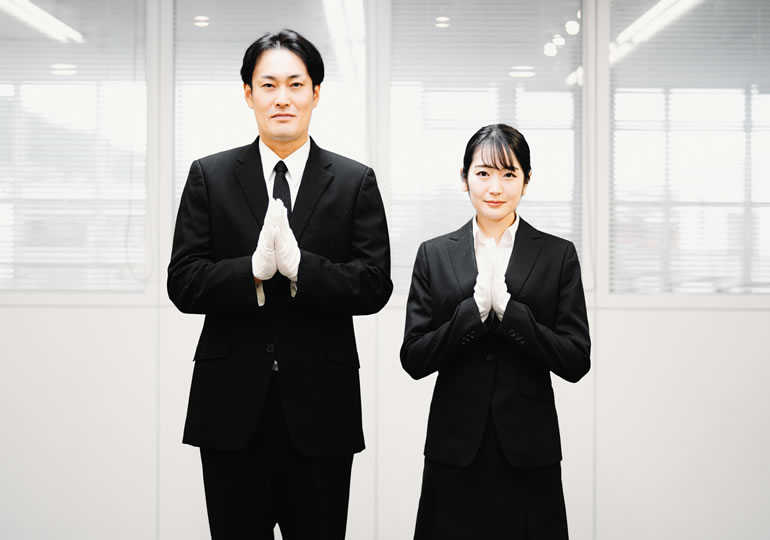 喪服姿のエンディング業者のスタッフ