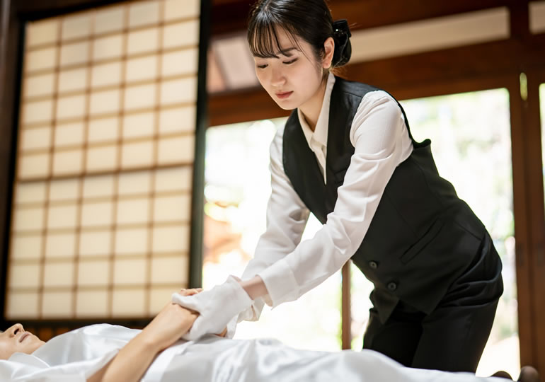 葬式の準備をする女性納棺師