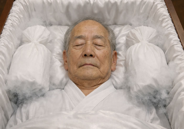 ドライアイスの棺に入った男性の遺体のイメージ画像