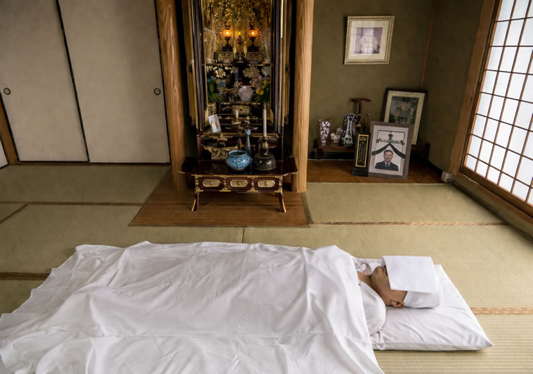 自宅に安置されている遺体