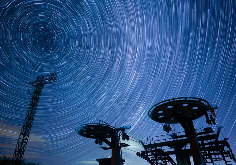 星の流れを観測している画像