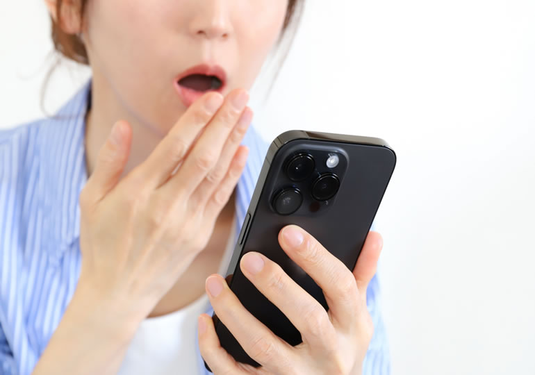 終活系動画が嘘の情報を配信して炎上していることに驚いてスマホを見ている視聴者