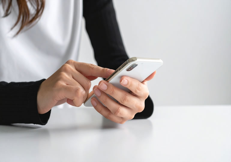 スマホを操作する女性の手元