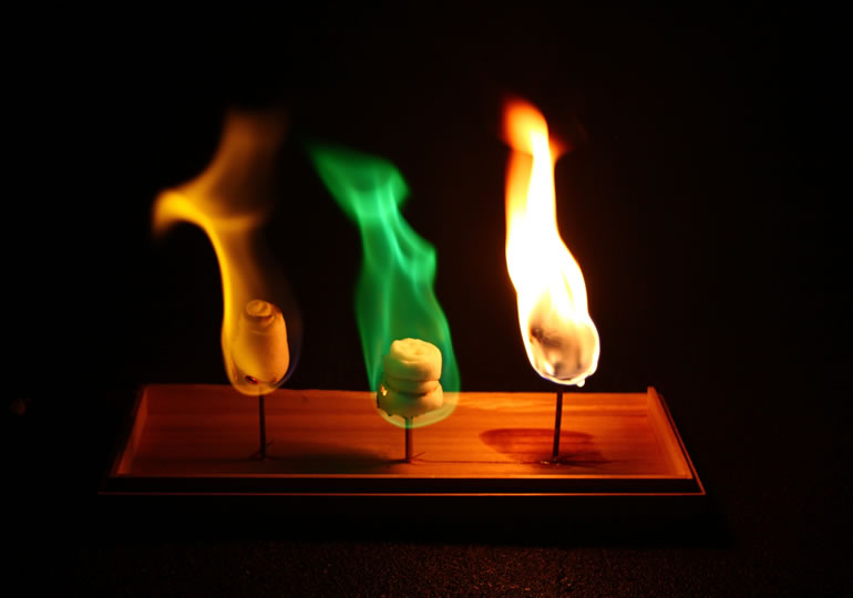 3つの宗教をイメージさせるロウソクの火
