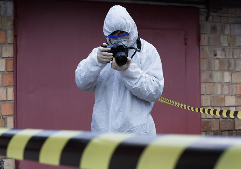 防護服に着替えた特殊清掃員の男性