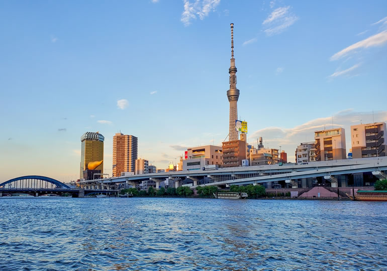散骨の後にクルージングしている隅田川