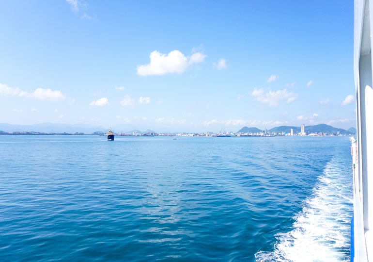海洋散骨の為に出航した船上から見た港町の風景