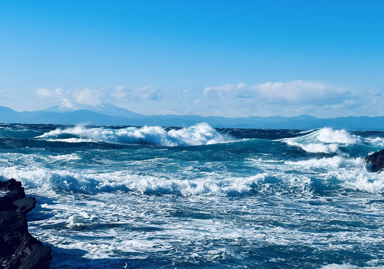 晴天下で荒れる海