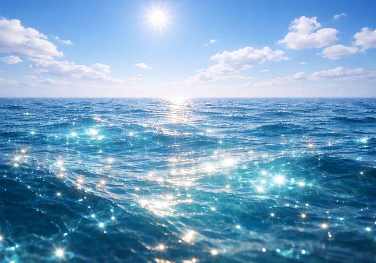 キラキラと光る幻想的な海面のイメージ画像