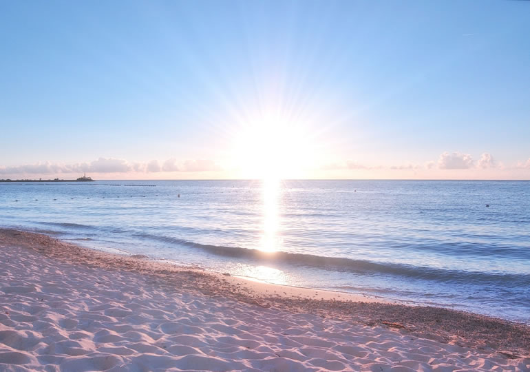 朝日が昇る水平線の海
