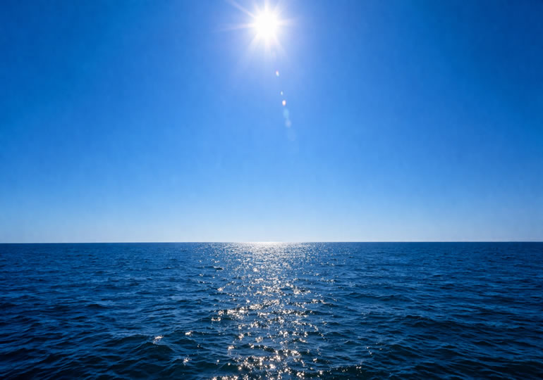 キレイな海と太陽のイメージ