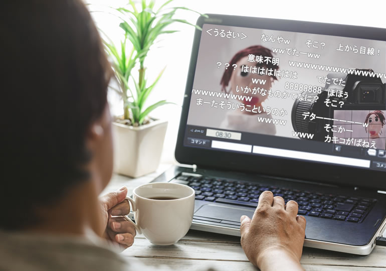 終活系動画にコメントの書き込みをする視聴者